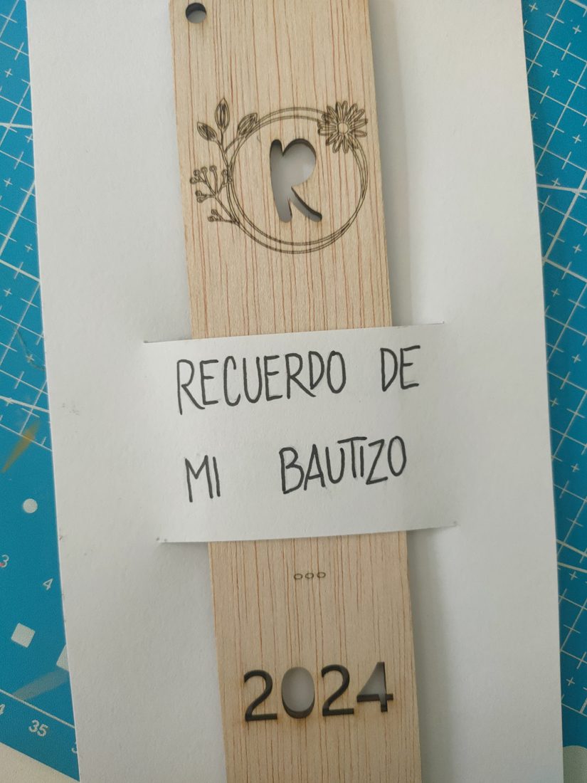 Marcapáginas de madera grabado como recuerdo de bautizo
