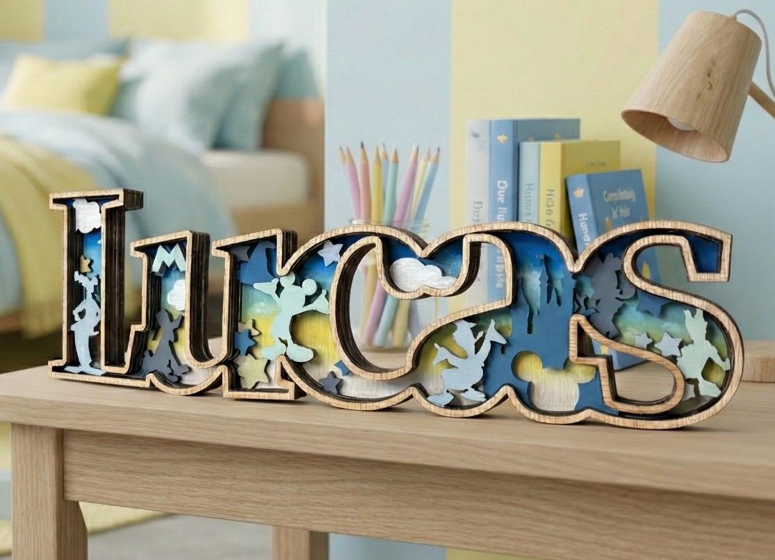 Nombre completo Lucas en madera multicapa inspirado en el mundo Disney para bebé