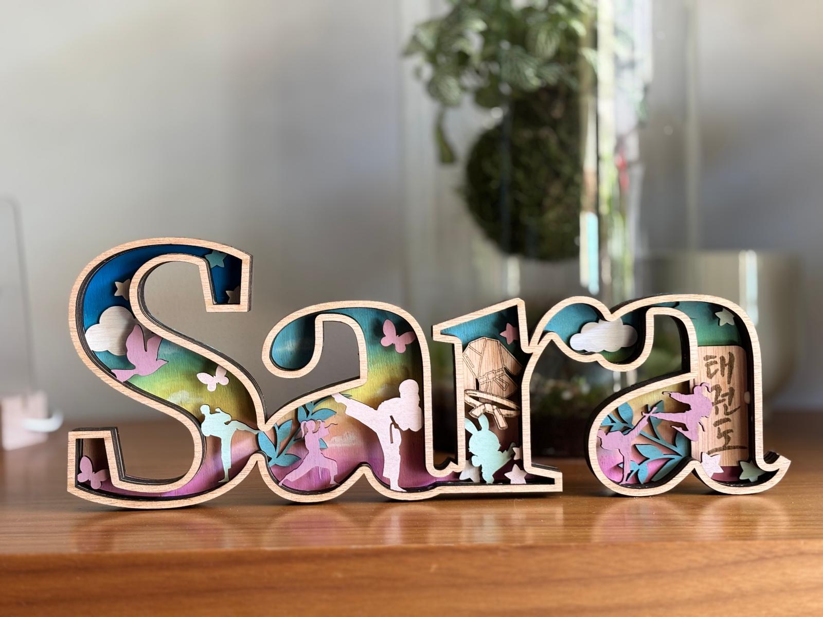 Nombre completo Sara en madera multicapa para amante del kárate y las mariposas